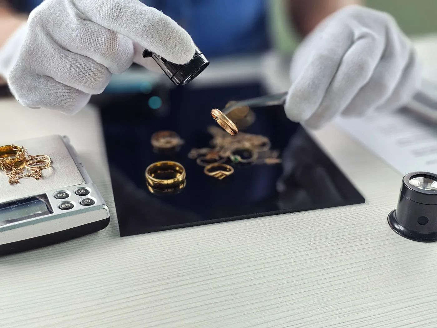 Professional precious metal evaluation with loupe and scale